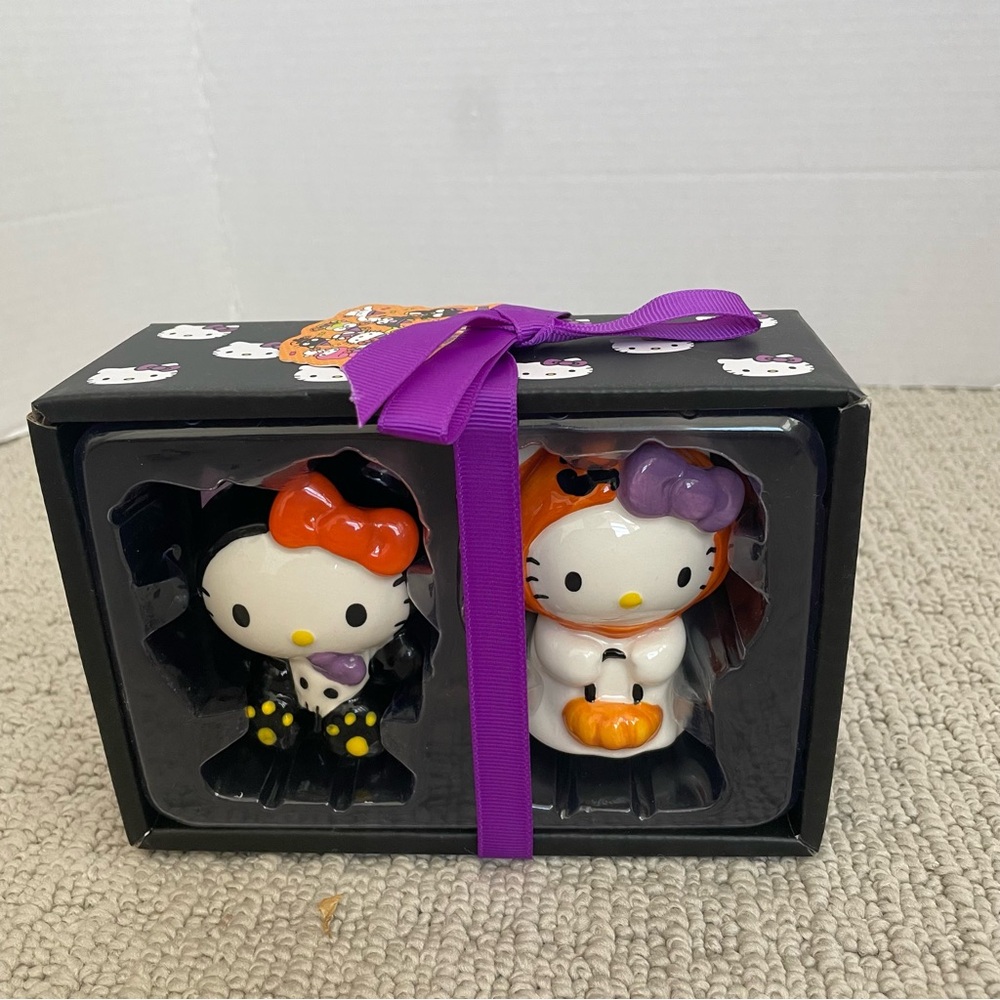 New hello kitty Halloween salt and pepper shakers